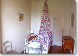 Single bed in La Petite Suite