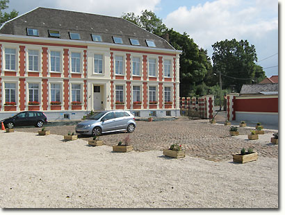 Convenient parking at the château