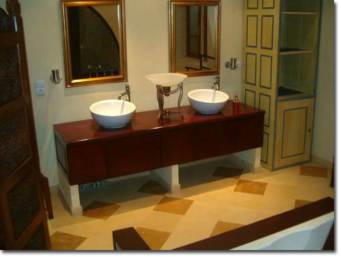 Bathroom with Chambre Two