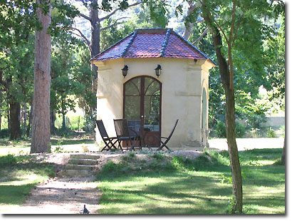 Tranquil Pavillon in the parc